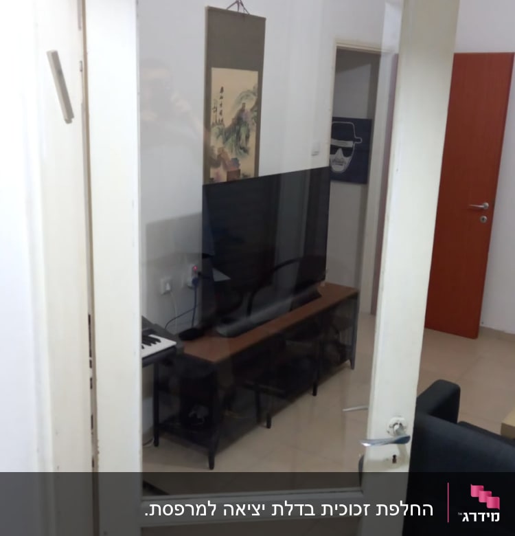 דלת זכוכית עם מסגרת עץ לבנה